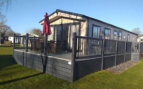 Superior 6 Berth Holiday Home In Suffolk
